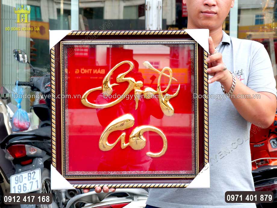Nổi bật tr&ecirc;n nền nhung đỏ, chữ B&igrave;nh An được mạ v&agrave;ng 24K sang trọng, nổi bật